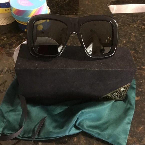Gucci Oversized sunglasses New with case - Picture 1 of 3